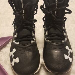 Black & White Uder Armour size :4Y. GreatConditiom